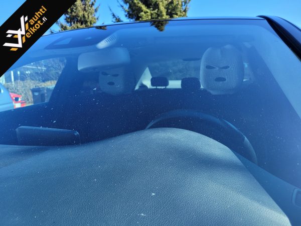 Valkoinen kommandopipo autoon